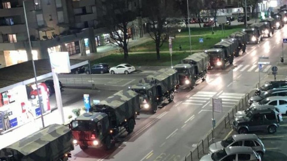 L’immagine dei camion militari con le bare in via Borgo Palazzo ha fatto il giro del mondo
