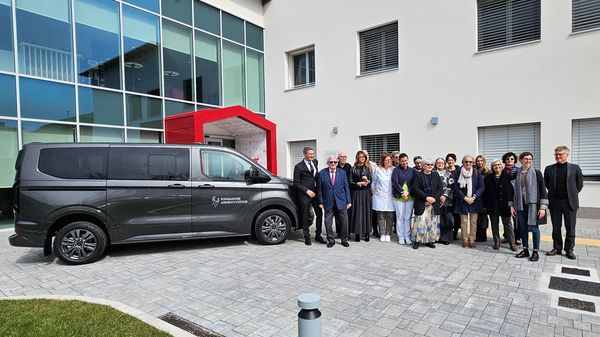 La consegna del furgone ieri mattina alla Casa Amoris Laetitia della Fondazione Angelo Custode