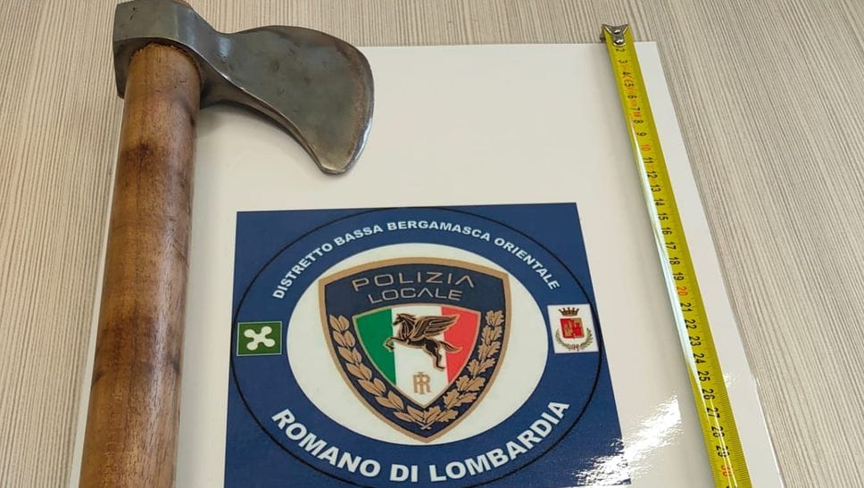 L’ascia sequestrata a Romano dalla Polizia locale