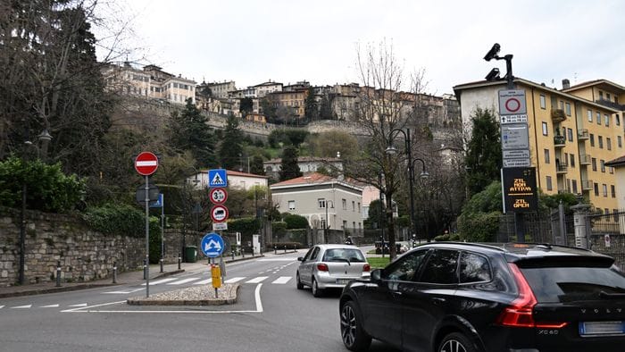ztl di citt224 alta a bergamo il secondo varco servir224 a decongestionare il viale