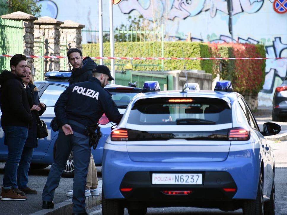 La polizia di fronte all’abitazione di Valentina Sarto subito dopo il femminicidio