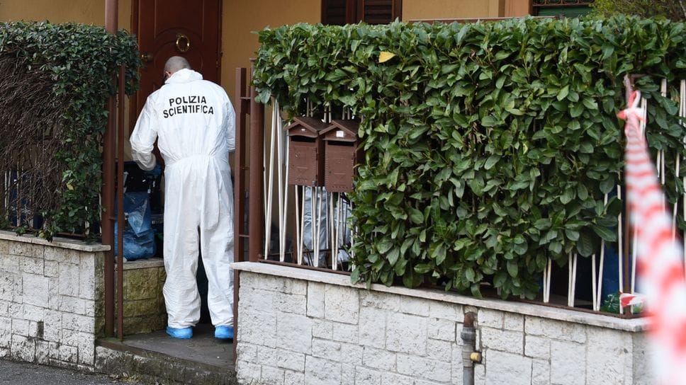 La polizia scientifica al lavoro nell’abitazione di via Pescaria a Bergamo dove mercoledì mattina è avvenuto l’omicidio di Valentina Sarto, uccisa dal marito