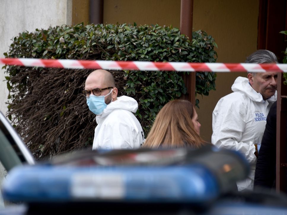 Gli uomini della scientifica al lavoro in via Pescaria a Bergamo sul luogo del femminicidio di Valentina Sarto