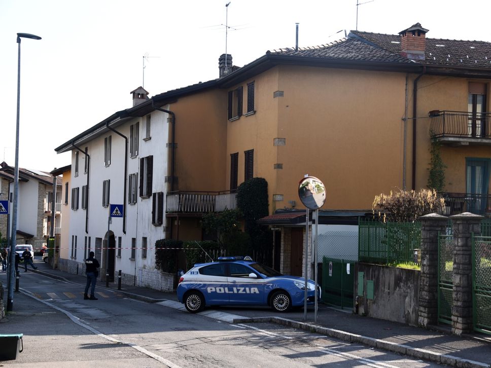 Gli uomini della polizia scientifica al lavoro per le indagini in via Pescaria a Bergamo sul luogo del femminicidio di Valentina Sarto