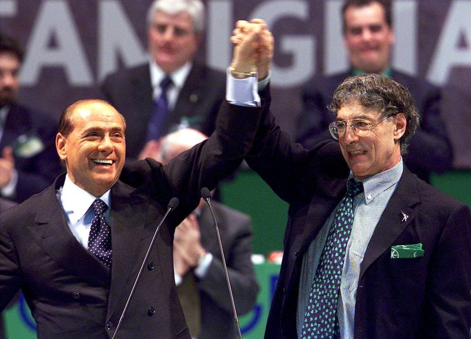 Silvio Berlusconi e Umberto Bossi salutano i simpatizzanti della Lega al Forum di Assago per la giornata conclusiva del congresso il 3 marzo 2002