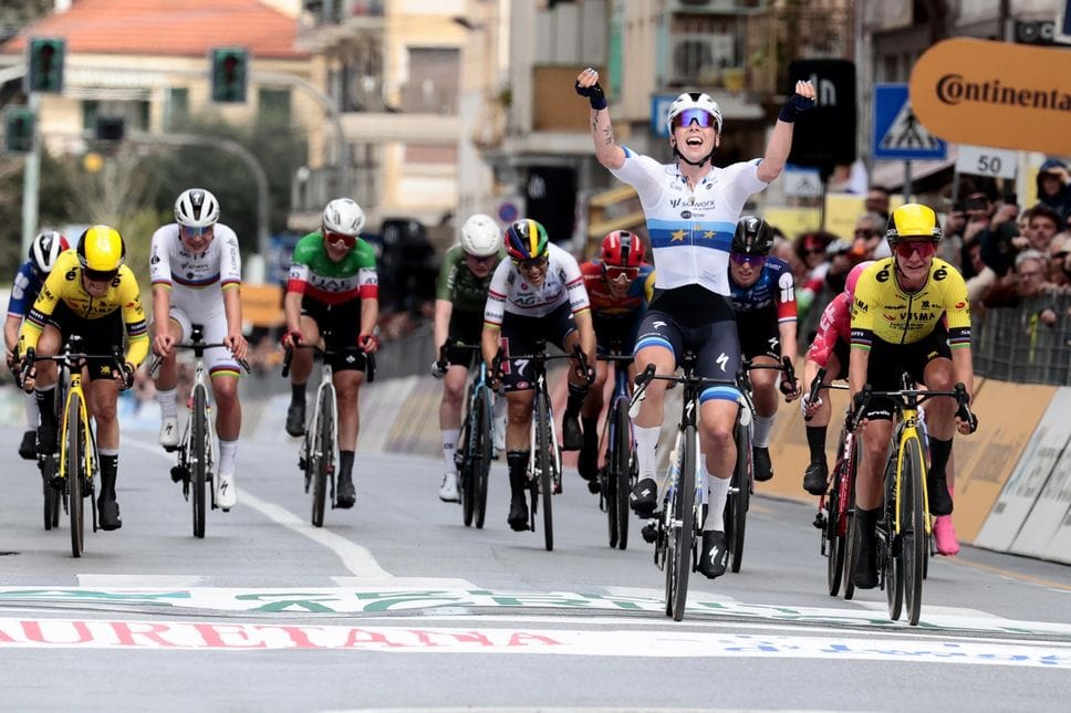 Lorena Wiebes a braccia alzate sul traguardo della Sanremo femminile 2025