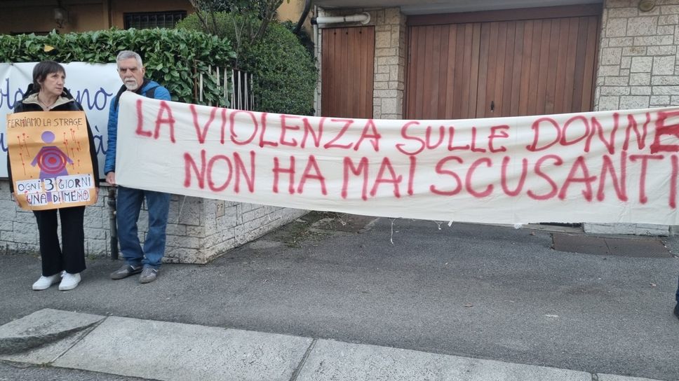 Lo striscione per Valentina Sarto