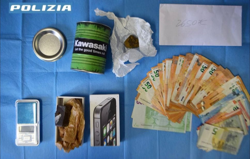 Il materiale sequestrato dagli agenti