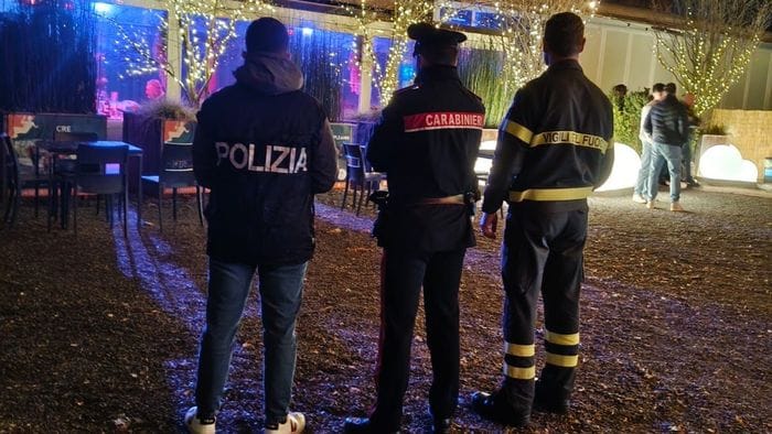 discoteca con porte di sicurezza bloccate multa di 7mila euro ristorante con lavoratori in nero attivit224 sospesa