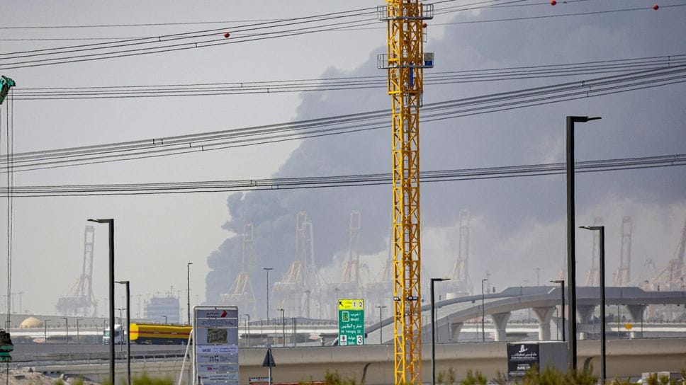 Il fumo dal Jebel Ali port in Dubai