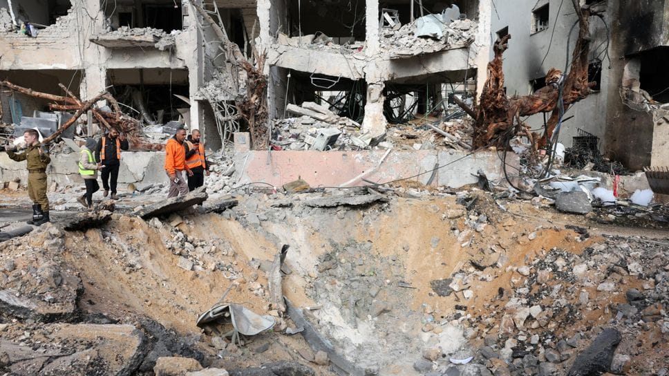 Un edificio colpito e distrutto da un missile iraniano a Tel Aviv