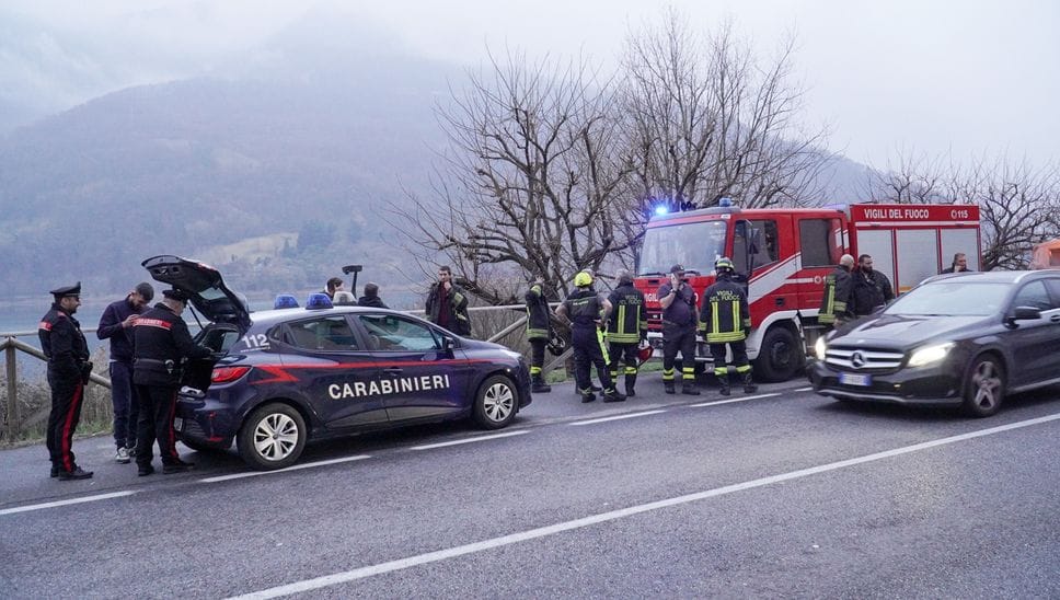 Il dispiegamento di carabinieri e vigili del fuoco, nel pomeriggio di domenica 1 marzo lungo la Statale 42 a Ranzanico al Lago, dopo il tentato omicidio