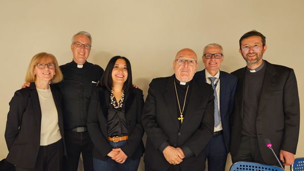 Da sinistra, i relatori all’incontro di Fondazione Carisma: Daniela Metalli, don Vincent Nagle, Cristina Laganà, monsignor Massimo Camisasca, Fabrizio Lazzarini e don Alberto Monaci