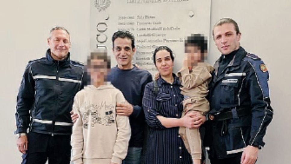 A 3 anni rischia di soffocare per dei pezzetti di carota, l’intervento  della Polizia locale: «Grazie, avete salvato mio figlio dalla morte»
