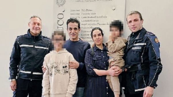 A 3 anni rischia di soffocare per dei pezzetti di carota, l’intervento  della Polizia locale: «Grazie, avete salvato mio figlio dalla morte»