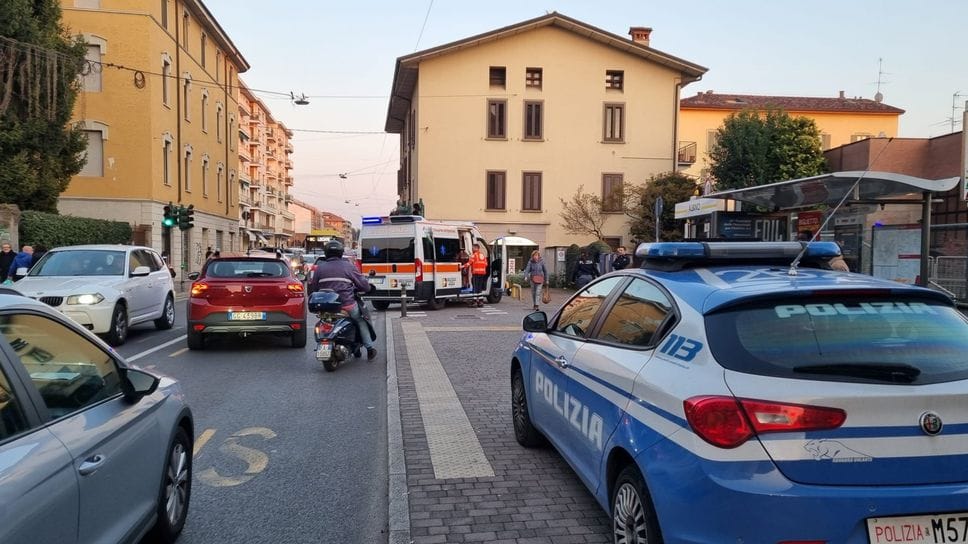 Polizia e ambulanza sul luogo del fatto