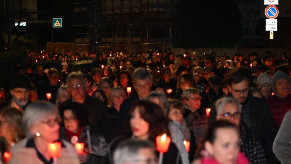 In 700 alla fiaccolata silenziosa per Valentina Sarto a Bergamo-Foto