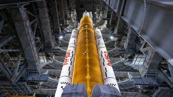 Luna, il razzo di Artemis II sta tornando sulla rampa di lancio