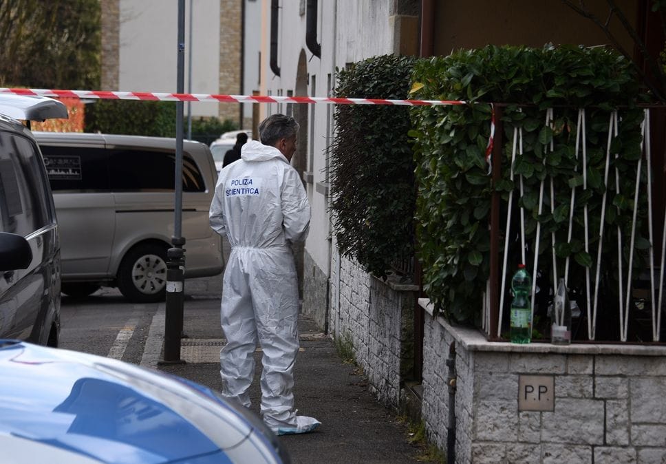 L’intervento della polizia scientifica  in via Pescaria
