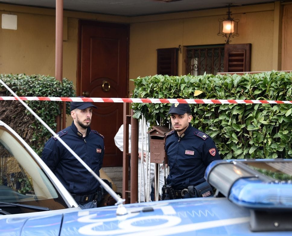 Omicidio di via Pescaria: la zona delimitata dalla polizia per i primi rilievi dopo il delitto
