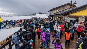 Il pienone domenica alla baita Termen per la festa «Pora 90’s»