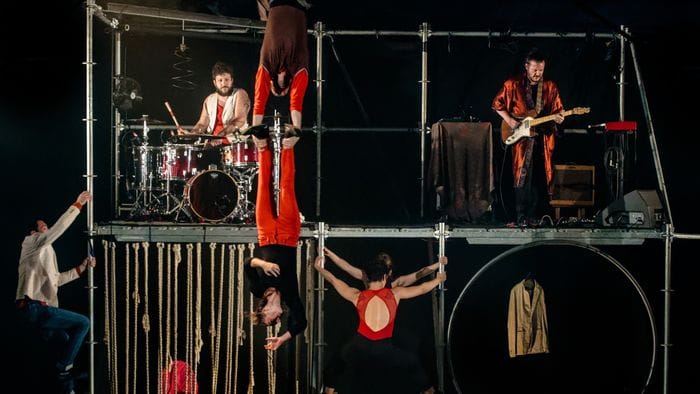 la poesia acrobatica e spettacolare di circo zo233 al donizetti da Ecodibergamo.it la poesia acrobatica e spettacolare di circo zo233 al donizetti