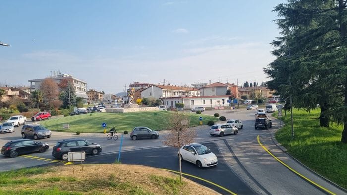 posa dei binari della t2 traffico al rond242 dell8217arlecchino di villa d8217alm232 da Ecodibergamo.it posa dei binari della t2 traffico al rond242 dell8217arlecchino di villa d8217alm232