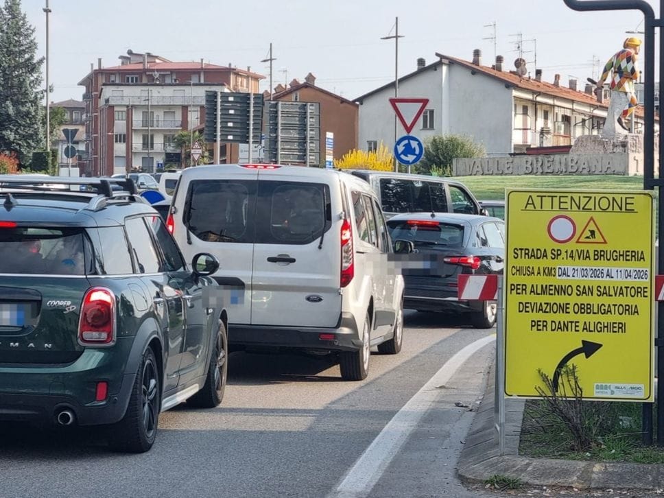 Posa dei binari della T2, traffico al rondò dell’Arlecchino di Villa d’Almè