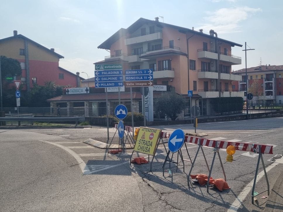 Posa dei binari della T2, traffico al rondò dell’Arlecchino di Villa d’Almè