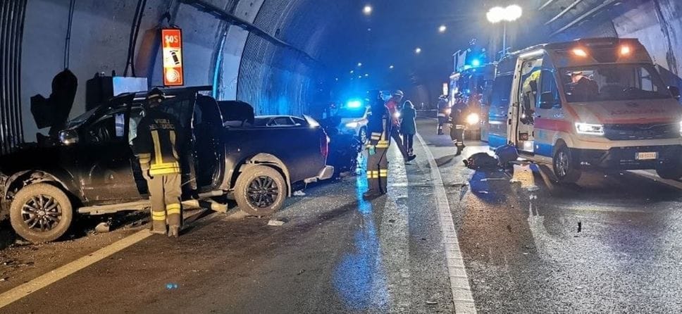 Costa Volpino, scontro tra due auto in galleria. Gravi i conducenti: 23 e 31 anni