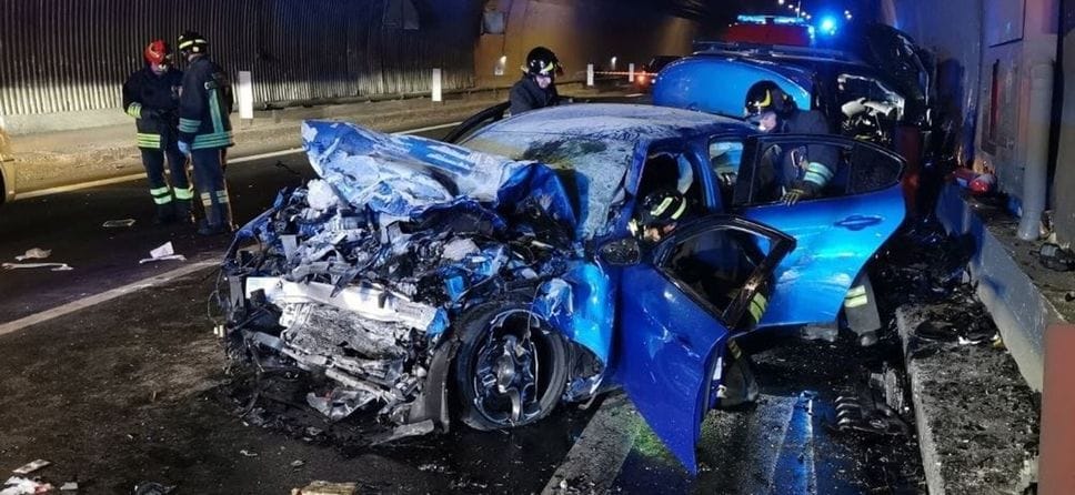 Costa Volpino, scontro tra due auto in galleria. Gravi i conducenti: 23 e 31 anni
