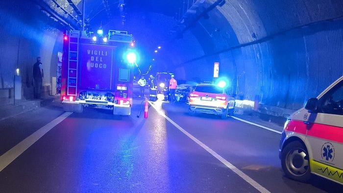 costa volpino scontro tra due auto in galleria gravi i conducenti 23 e 31 anni