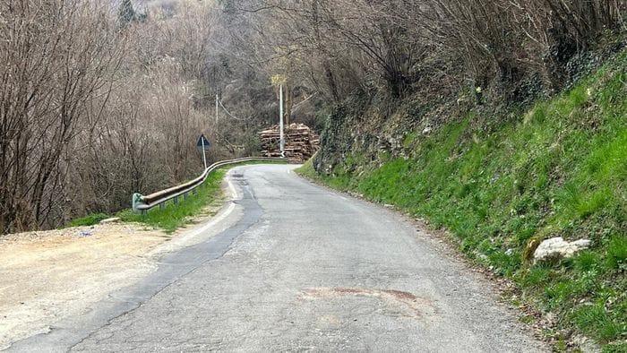 frontale tra bici e moto sulla strada dei colli di san fermo muore ciclista 25enne