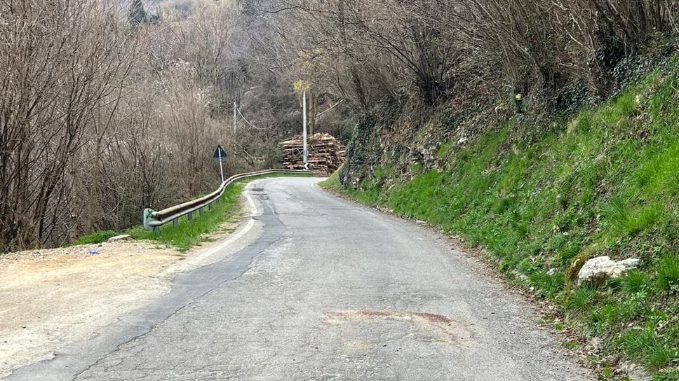 Frontale tra bici e moto sulla strada dei Colli di San Fermo: muore ciclista 25enne
