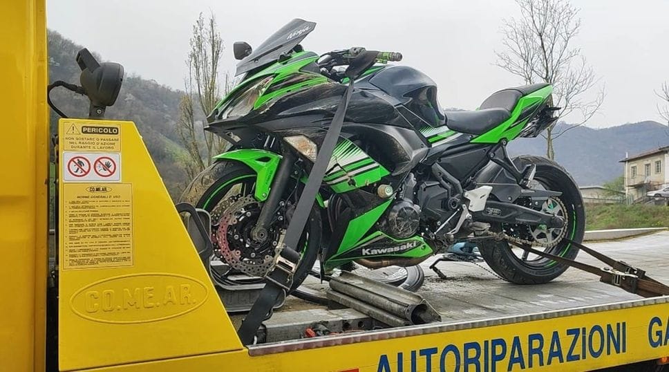 Frontale tra bici e moto sulla strada dei Colli di San Fermo: muore ciclista 25enne