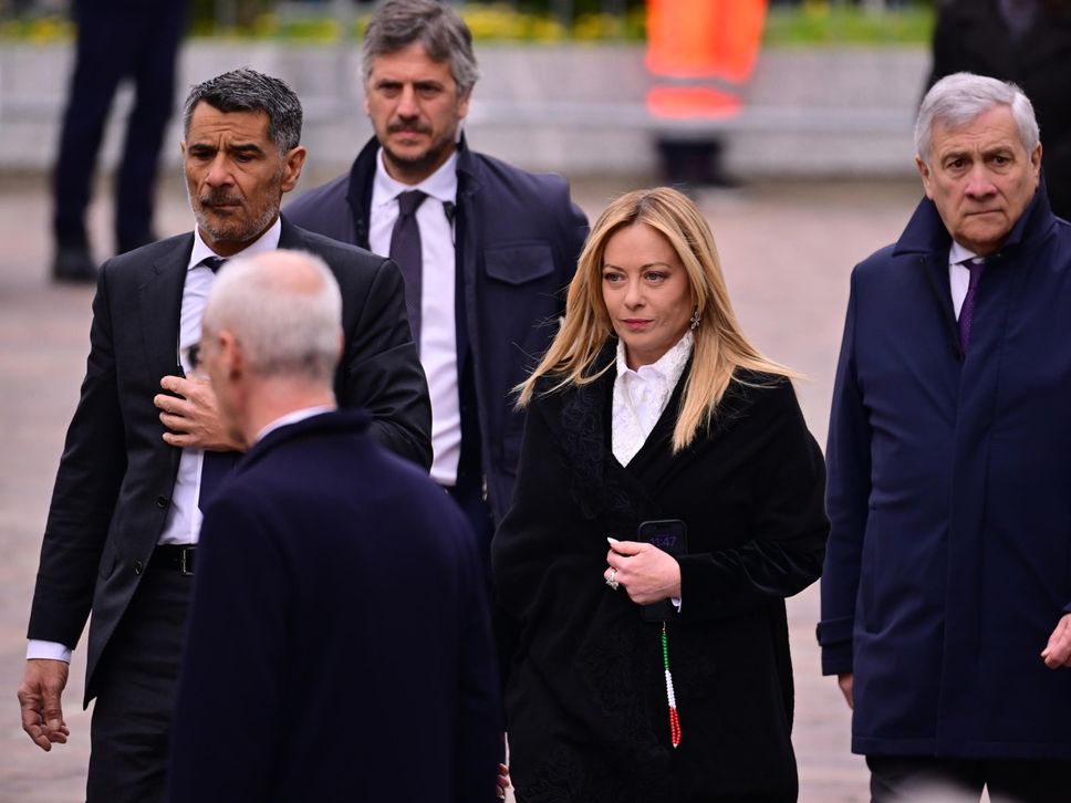 L’ultimo saluto a Bossi a Pontida tra applausi e cori - Le foto, il video