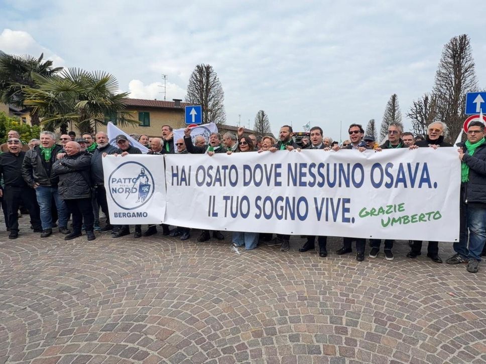 L’ultimo saluto a Bossi a Pontida tra applausi e cori - Le foto, il video