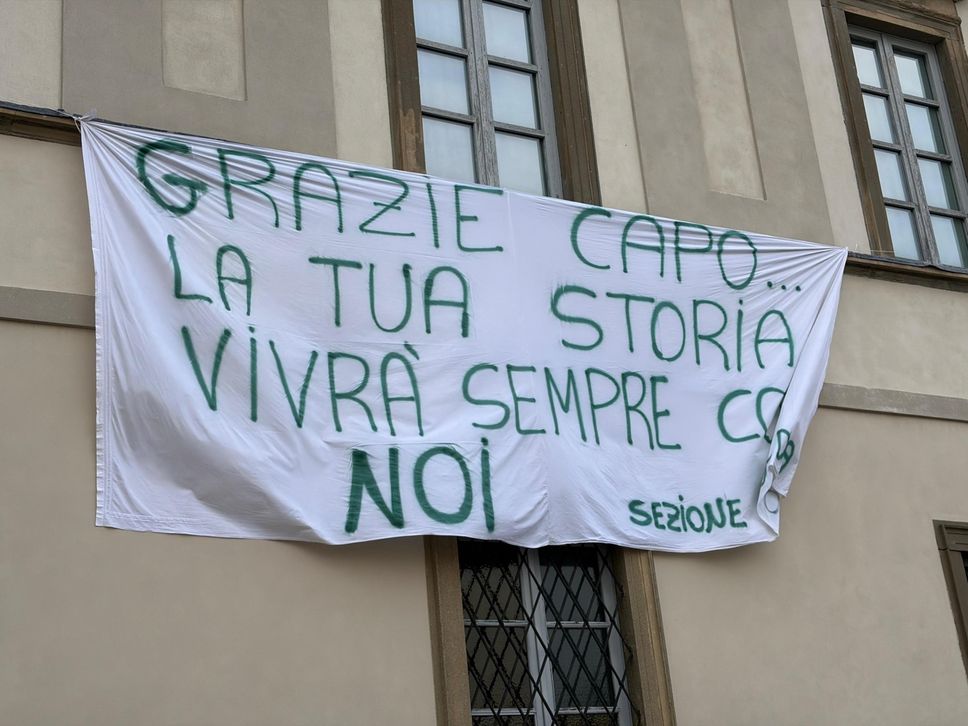 L’ultimo saluto a Bossi a Pontida tra applausi e cori - Le foto, il video