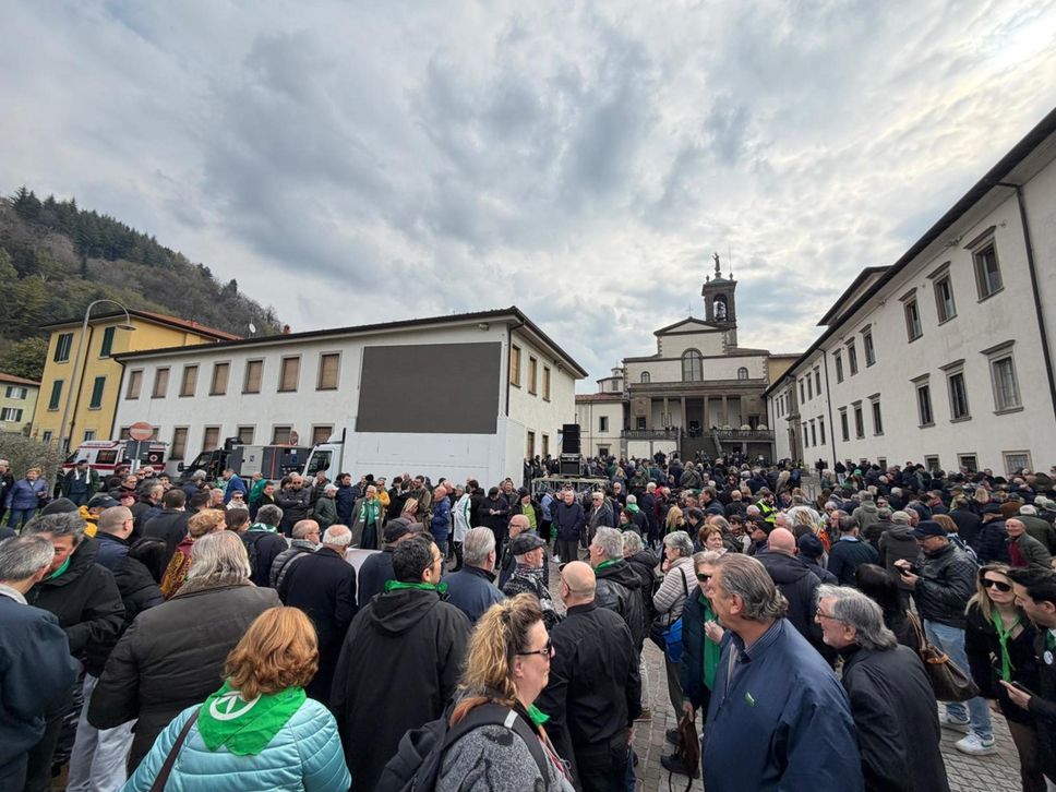 L’ultimo saluto a Bossi a Pontida tra applausi e cori - Le foto, il video