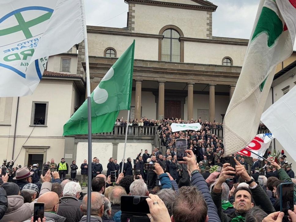 L’ultimo saluto a Bossi a Pontida tra applausi e cori - Le foto, il video