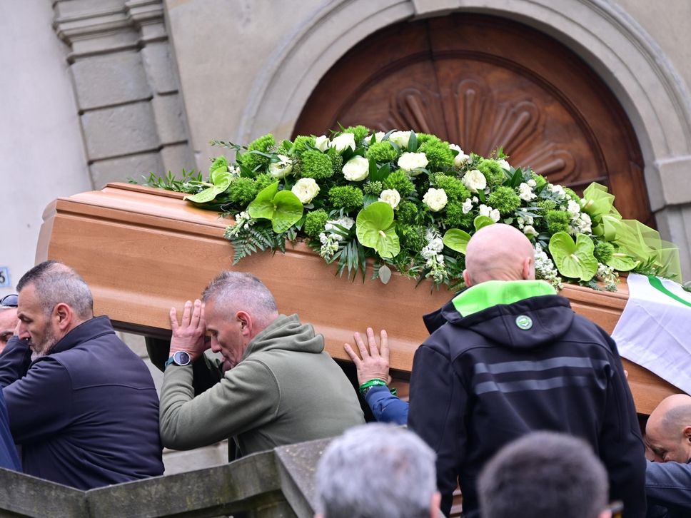 L’ultimo saluto a Bossi a Pontida tra applausi e cori - Le foto, il video