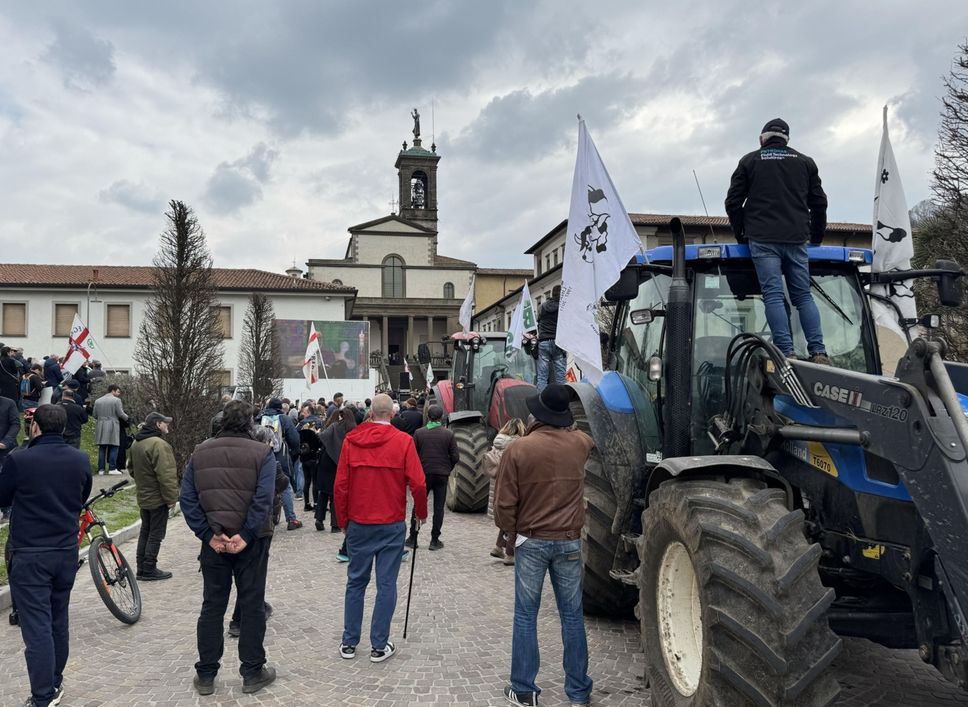 L’ultimo saluto a Bossi a Pontida tra applausi e cori - Le foto, il video