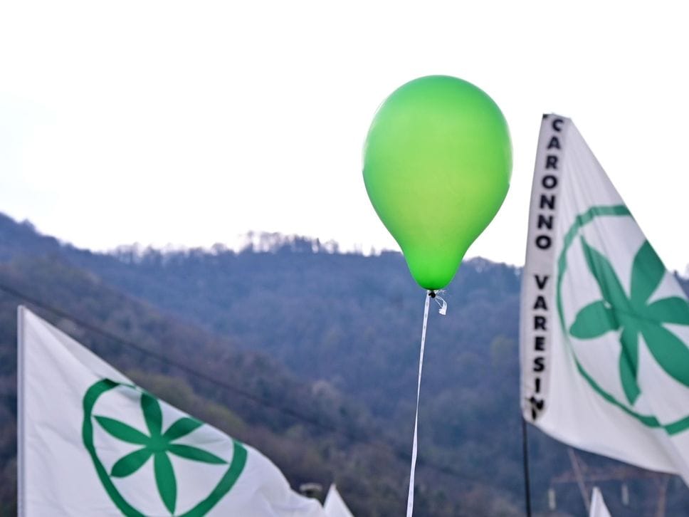 L’ultimo saluto a Bossi a Pontida tra applausi e cori - Le foto, il video