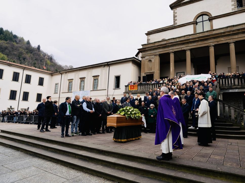 L’ultimo saluto a Bossi a Pontida tra applausi e cori - Le foto, il video