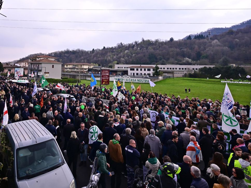 L’ultimo saluto a Bossi a Pontida tra applausi e cori - Le foto, il video