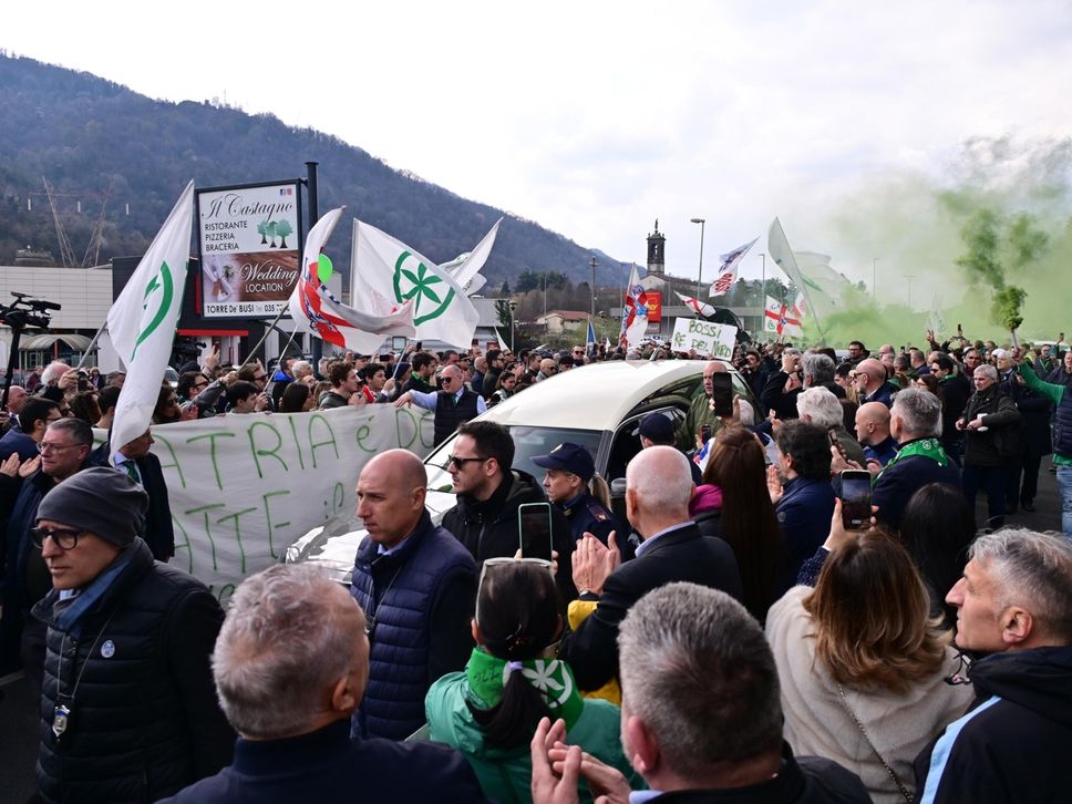 L’ultimo saluto a Bossi a Pontida tra applausi e cori - Le foto, il video