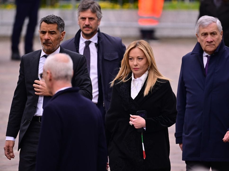 L’ultimo saluto a Bossi a Pontida tra applausi e cori - Le foto