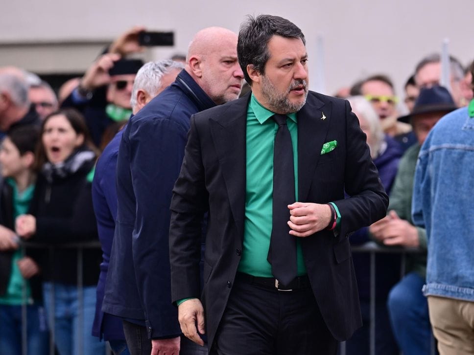 L’ultimo saluto a Bossi a Pontida tra applausi e cori - Le foto