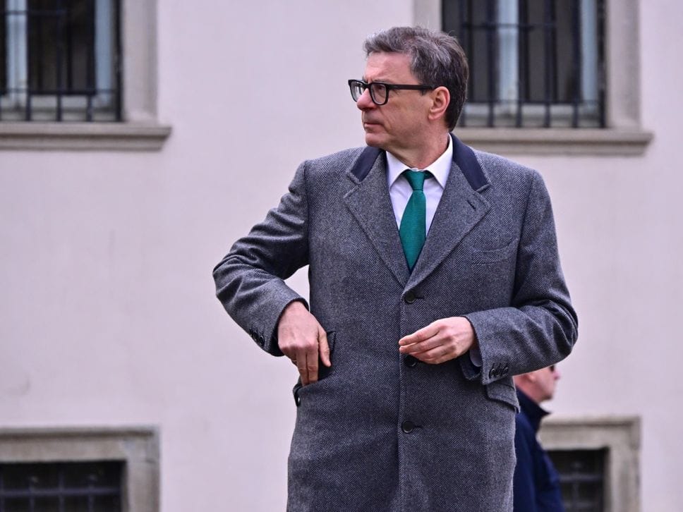 L’ultimo saluto a Bossi a Pontida tra applausi e cori - Le foto