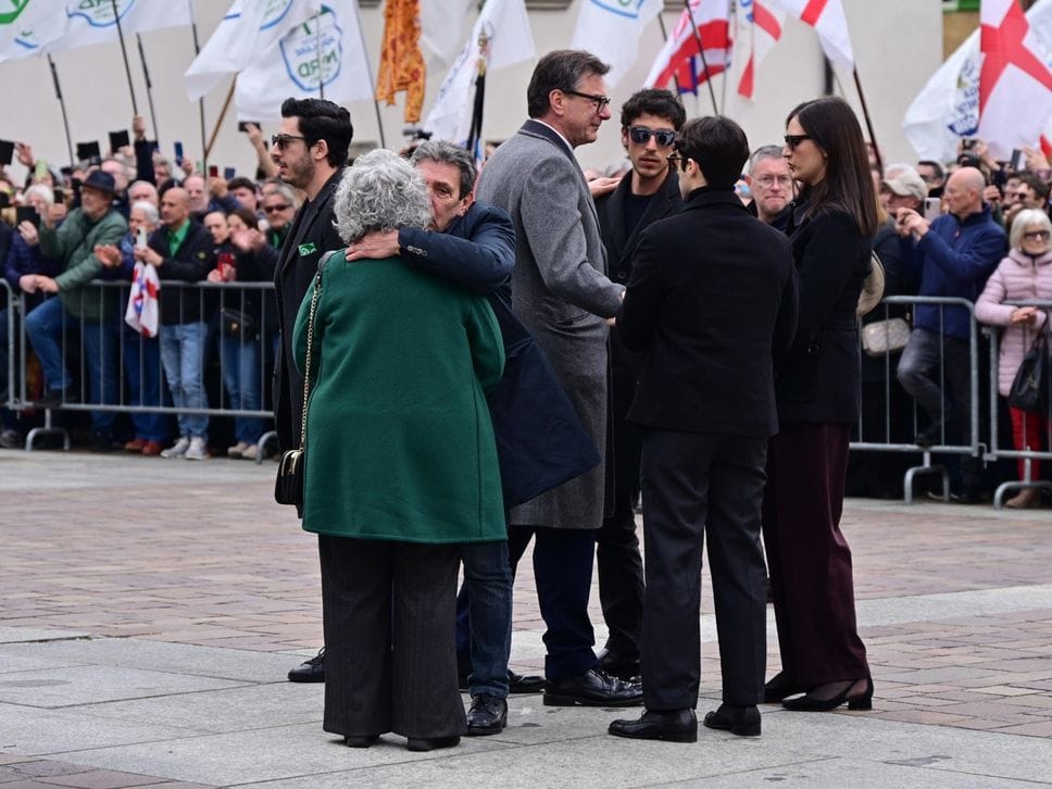 L’ultimo saluto a Bossi a Pontida tra applausi e cori - Le foto
